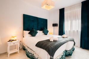 A bed or beds in a room at Apartamentos Cruz de San Andrés
