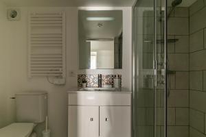 y baño con aseo, lavabo y ducha. en L'Apollon - Centre-Ville - Climatisation - Arrivée Autonome, en Niort
