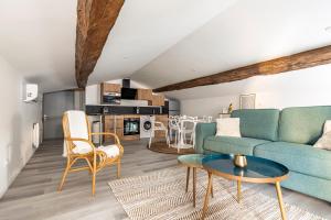 sala de estar con sofá y mesa en L'Apollon - Centre-Ville - Climatisation - Arrivée Autonome, en Niort