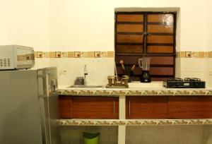 cocina con fregadero y nevera en RC Apartments, en Bogotá