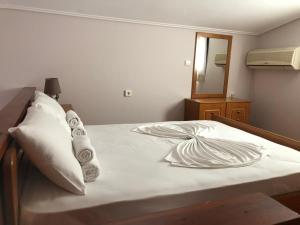 a bedroom with a bed with towels on it at STUDIOS ATHENA in Megalochori