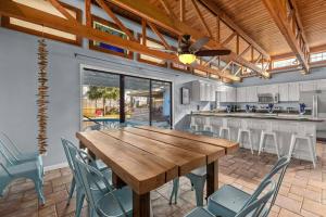 Nhà bếp/bếp nhỏ tại Tiki Hut - Private Pool Home, Game Room, 5 Min Drive 2 Beach, FREE Daily Activities