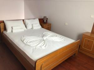 a bedroom with a bed with white sheets and pillows at STUDIOS ATHENA in Megalochori