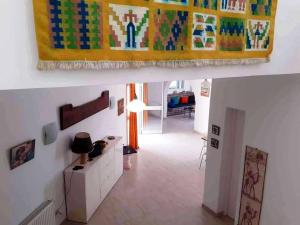 een woonkamer met een schilderij aan de muur bij Magnifique villa en Centre Ville in Monastir