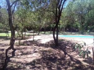 un parque con árboles y una piscina en Paraiso Serrano en La Población