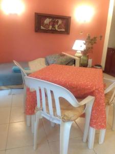una mesa de comedor con un mantel rojo. en Paraiso Serrano en La Población