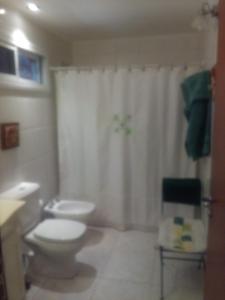 y baño con aseo blanco y ducha. en Paraiso Serrano en La Población