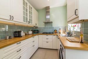 A kitchen or kitchenette at 4 Bed House Mapperley walking distance to city centre Nottingham sleeps 8