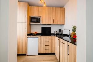 A kitchen or kitchenette at Apartamentos Cruz de San Andrés