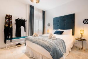 A bed or beds in a room at Apartamentos Cruz de San Andrés