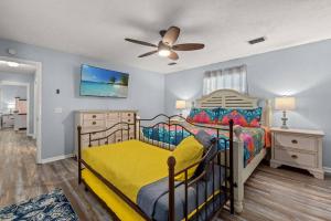 Giường trong phòng chung tại Tiki Hut - Private Pool Home, Game Room, 5 Min Drive 2 Beach, FREE Daily Activities +62 ảnh