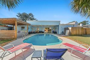 Hồ bơi trong/gần Tiki Hut - Private Pool Home, Game Room, 5 Min Drive 2 Beach, FREE Daily Activities