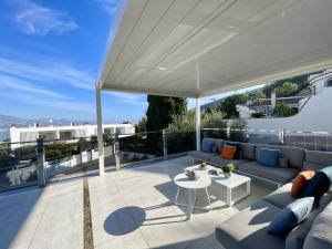 un patio con sofá y mesa en DREAM VILLA IN ALBIR BLUELINE, en L'Alfas del Pi