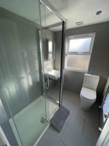 Vonios kambarys apgyvendinimo įstaigoje Beautiful 4B.2Ba House + office