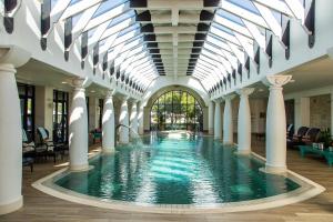 una piscina in un edificio con soffitto in vetro di Santé Wellness Retreat & Spa a Paarl