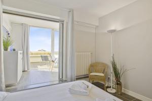 sypialnia z łóżkiem i widokiem na patio w obiekcie Appartement Temerland - 4 étoiles - Welkeys w Biarritz +6 zdjęć
