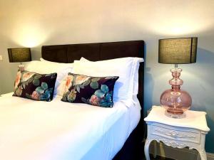 Postel nebo postele na pokoji v ubytování Stylish Apartment - 1 Minute walk to Poole Quay - Great Location - Free Parking - Fast WiFi - Smart TV - Newly decorated - sleeps up to 2! Close to Poole & Bournemouth & Sandbanks