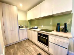 Kuchyň nebo kuchyňský kout v ubytování Stylish Apartment - 1 Minute walk to Poole Quay - Great Location - Free Parking - Fast WiFi - Smart TV - Newly decorated - sleeps up to 2! Close to Poole & Bournemouth & Sandbanks