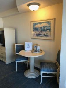 uma sala de espera com uma mesa e duas cadeiras em Beachin Oceanfront Studio em Daytona Beach