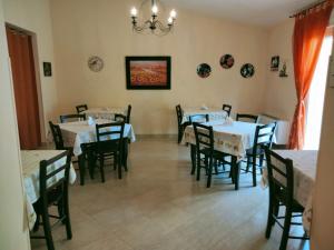 En restaurant eller et andet spisested på THE BEST ROOMS & APARTMENTS - Parcheggia gratis sotto casa ed entra -