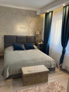 um quarto com uma cama grande e almofadas azuis em Apartamenty Arkadia em Mrągowo