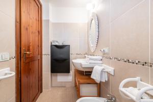 Ένα μπάνιο στο Domus Moon Apartment with sea view Villasimius