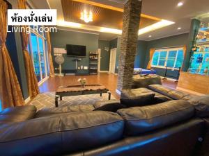 Posezení v ubytování Mountain Pool Villa Suan Pheung