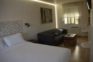 Habitación de hotel con cama y sofá en Estudio 2 PAX 140 m playa Caneliñas, (403), en Sanxenxo