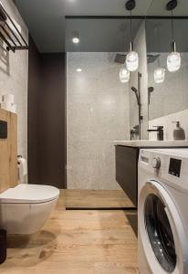 La salle de bains est pourvue d'un lave-linge et de toilettes. dans l'établissement Cudowny apartament blisko dworca, à Białystok