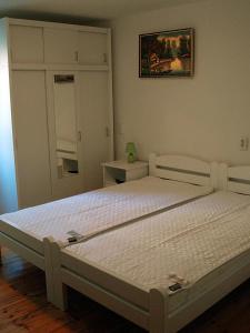 1 dormitorio con 1 cama grande y armario en Guesthouse Natalija, en Pula