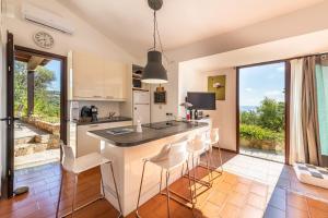 Η κουζίνα ή μικρή κουζίνα στο Domus Moon Apartment with sea view Villasimius