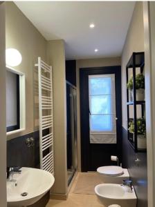 Pizzighettone的住宿－Dépendance La Corte，一间带两个盥洗盆和窗户的大浴室