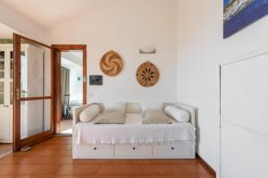 Ένα ή περισσότερα κρεβάτια σε δωμάτιο στο Domus Moon Apartment with sea view Villasimius