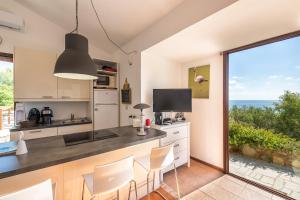 Η κουζίνα ή μικρή κουζίνα στο Domus Moon Apartment with sea view Villasimius +47 φωτογραφίες