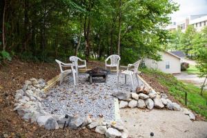 una hoguera con sillas y una mesa en un patio en Hilltop Hideaway - 3BDR in Downtown London, KY en London