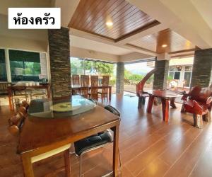 TV a/nebo společenská místnost v ubytování Mountain Pool Villa Suan Pheung