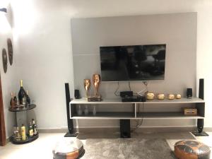 Een TV en/of entertainmentcenter bij Casa di Dora, Fully furnished 2 Bedroom Executive Apartments
