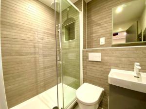 Koupelna v ubytování Luxurious Studio Apartment - 1 Minute walk to Poole Quay - Great Location - Free Parking - Fast WiFi - Smart TV - Newly decorated - sleeps up to 2! Close to Poole & Bournemouth & Sandbanks