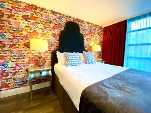 Postel nebo postele na pokoji v ubytování Luxurious Studio Apartment - 1 Minute walk to Poole Quay - Great Location - Free Parking - Fast WiFi - Smart TV - Newly decorated - sleeps up to 2! Close to Poole & Bournemouth & Sandbanks + 3 fotografie