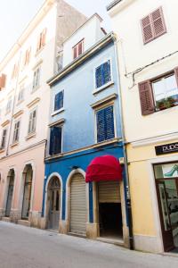 a blue building on the side of a street at Guesthouse Natalija in Pula