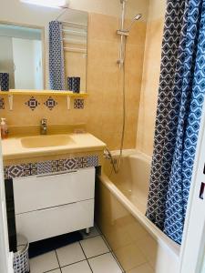 a bathroom with a sink and a shower at Appart 3 Chambres - 8 pers - AU PIED DES PISTES in Valmeinier