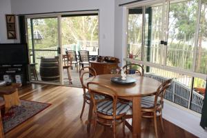 A restaurant or other place to eat at Blue Gum Cottage on Bay