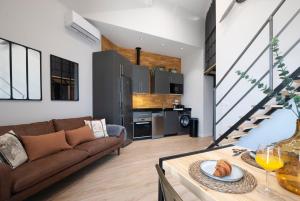 uma sala de estar com um sofá e uma mesa em Loft con carácter en Valencia. em Valência mais 16 fotografias