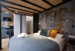 Un dormitorio con una cama grande con almohadas. en Loft con carácter en Valencia., en Valencia