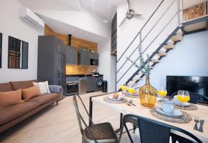 uma sala de estar com uma mesa e um sofá em Loft con carácter en Valencia. em Valência