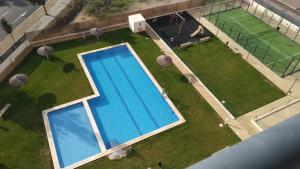 een uitzicht over een zwembad op een gazon bij Apartamento Aguamarina - Playa Moncofa in Moncófar