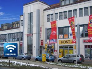 een groep auto's geparkeerd voor een gebouw bij Hotel Amadeus ROYAL Berlin in Berlijn