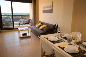 蒙科法爾的住宿－Apartamento Aguamarina - Playa Moncofa，客厅配有沙发和桌椅