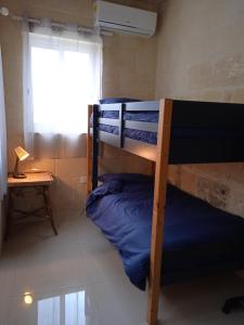 1 dormitorio con 2 literas y ventana en St George of Lydda B&B, en Victoria