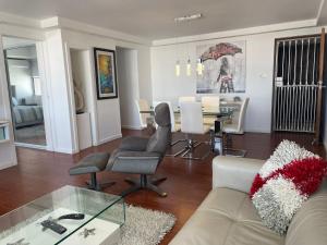 ein Wohnzimmer mit einem Sofa und einem Tisch in der Unterkunft 2 Bedrooms 2 Bathrooms Beach Front Apt @ Coral in San Juan